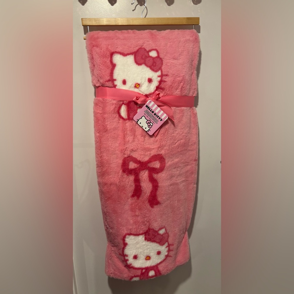 Hello Kitty Bow Blanket Faux Fur 50”x70”